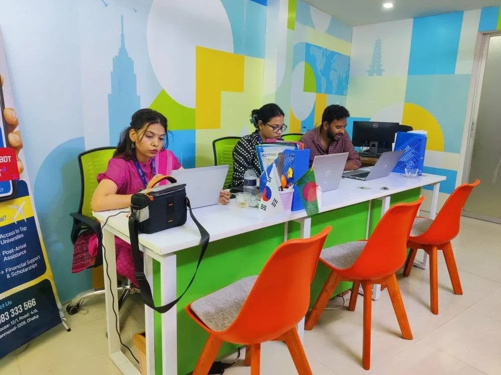 EduExpress counselling team working in the Dhanmondi office